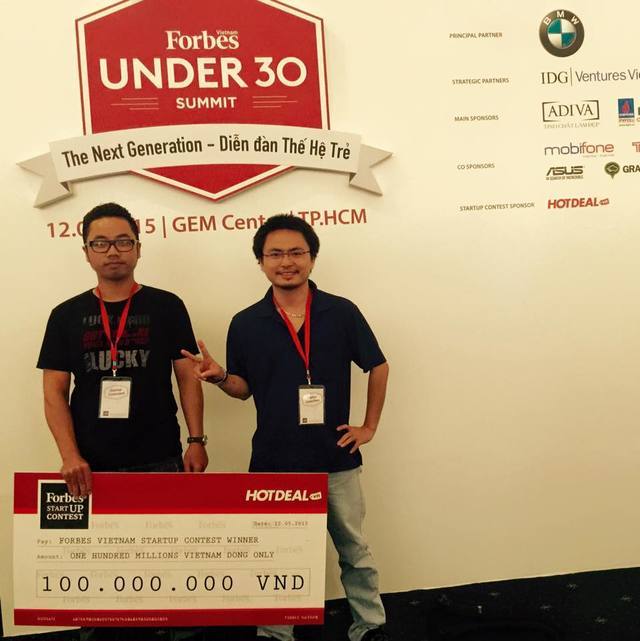 Anh Thảo (bên phải) cùng anh Hưng (Lead iOS Software Engineer của Umbala) đã chiến thắng cuộc thi Forbes Vietnam Startup Contest (2015) với ứng dụng Umbala