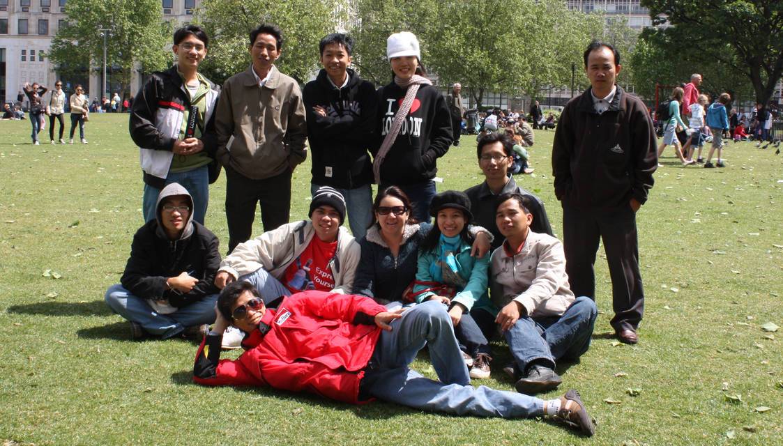 Chị Loan (đeo kính đen ngồi giữa) cùng bạn bè