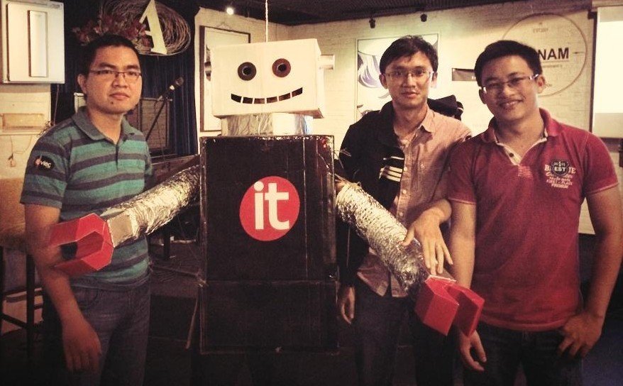 Bằng (ngoài cùng bên trái) chụp hình cùng Job Robot tại event Tech Talk của ITviec