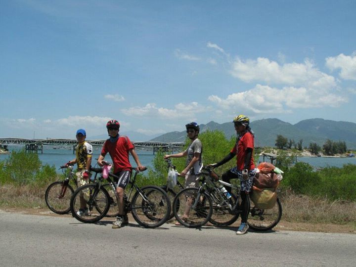 Công trong 1 chuyến đạp xe cùng bạn bè (áo đỏ bên trái)