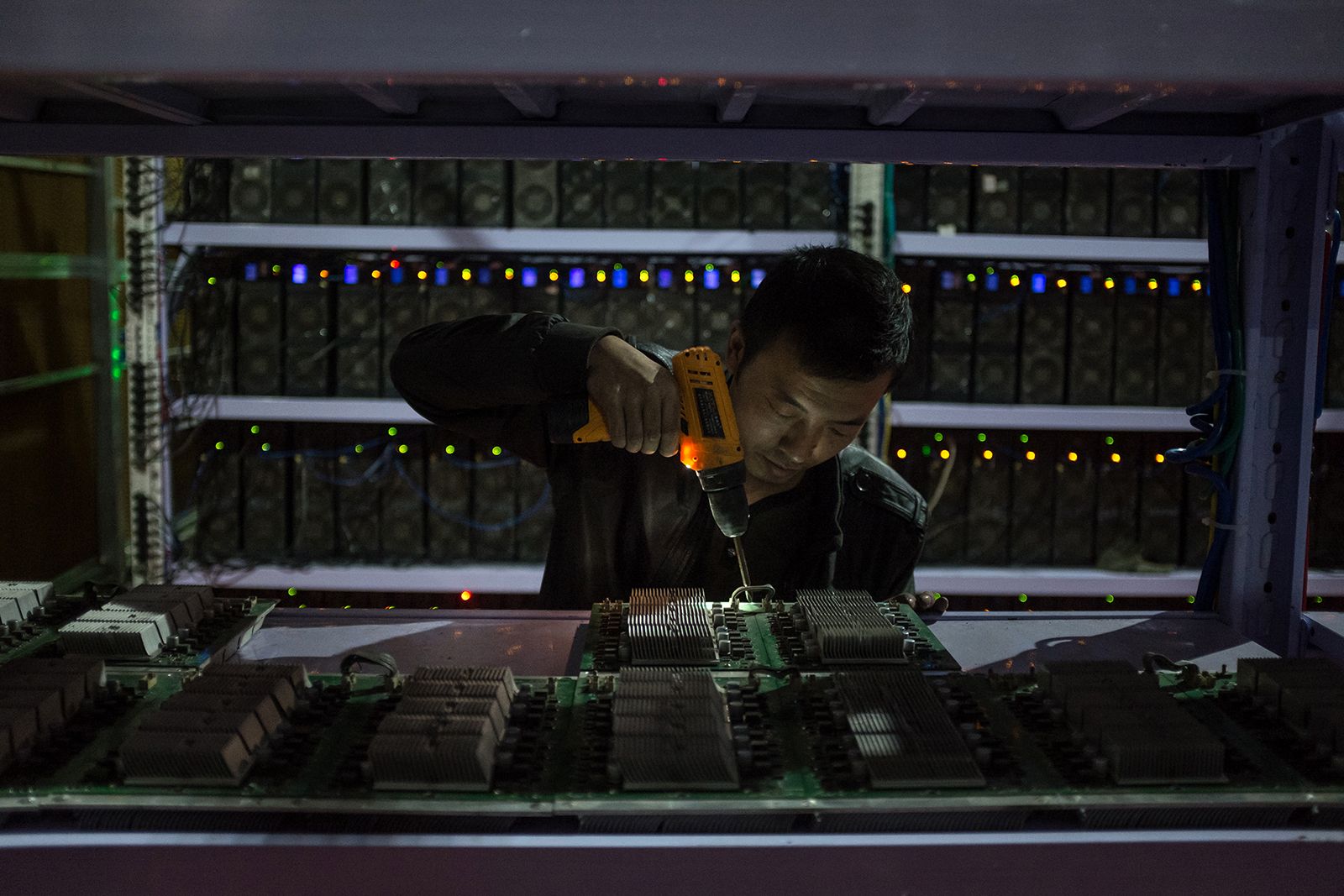  Một nhân viên lắp ráp bảng tính tại khu khai thác mỏ ở tỉnh Tứ Xuyên 