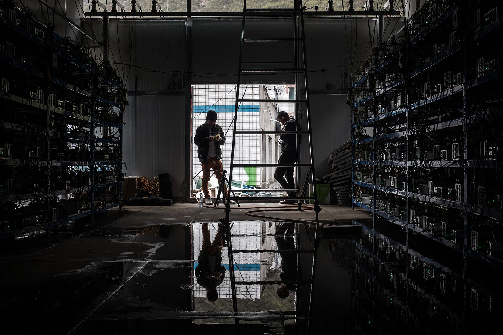  Các nhân viên tại khu mỏ tiền ảo bitcoin ở tỉnh Tứ Xuyên 