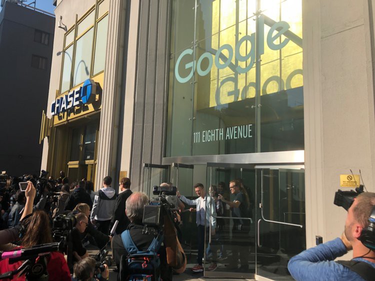 Nhân viên Google trên toàn thế giới bỏ việc, xuống đường biểu tình nhằm phản đối hành vi sai trái của công ty - Ảnh 23.