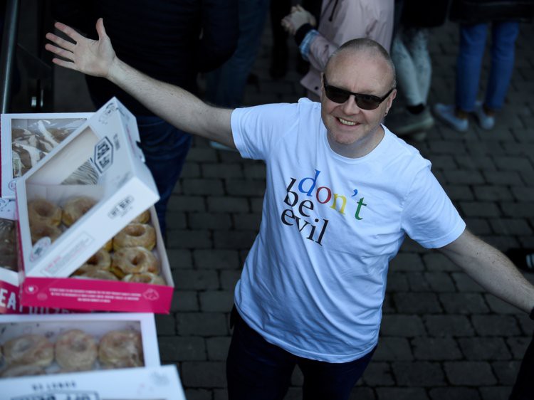 Nhân viên Google trên toàn thế giới bỏ việc, xuống đường biểu tình nhằm phản đối hành vi sai trái của công ty - Ảnh 1.