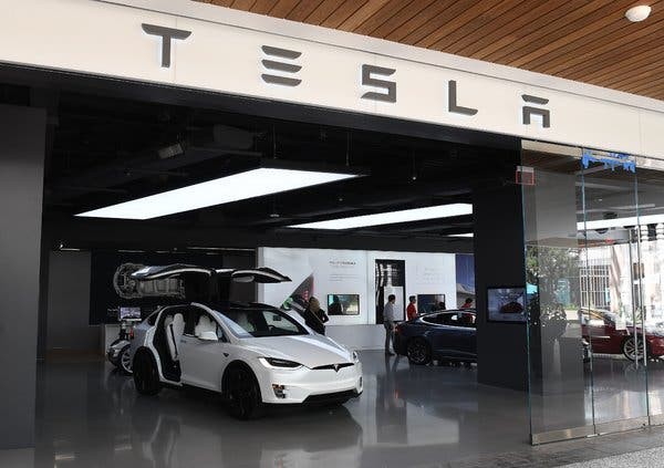 Tesla thua lỗ hơn 1 tỷ USD trong năm 2019, giám đốc công nghệ từ chức - Ảnh 1.