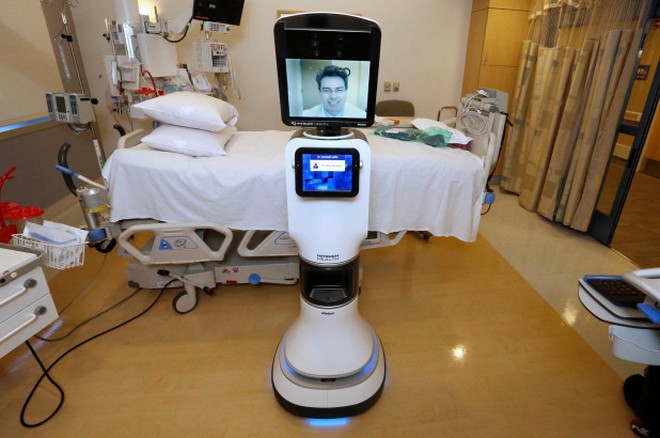 Một bác sĩ nói với bệnh nhân rằng ông chỉ còn vài ngày để sống thông qua robot khiến dư luận quan ngại - Ảnh 1.