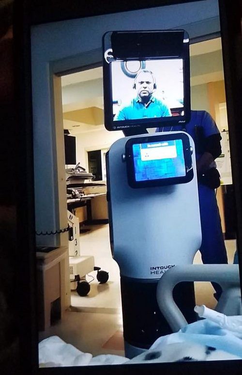 Một bác sĩ nói với bệnh nhân rằng ông chỉ còn vài ngày để sống thông qua robot khiến dư luận quan ngại - Ảnh 3.