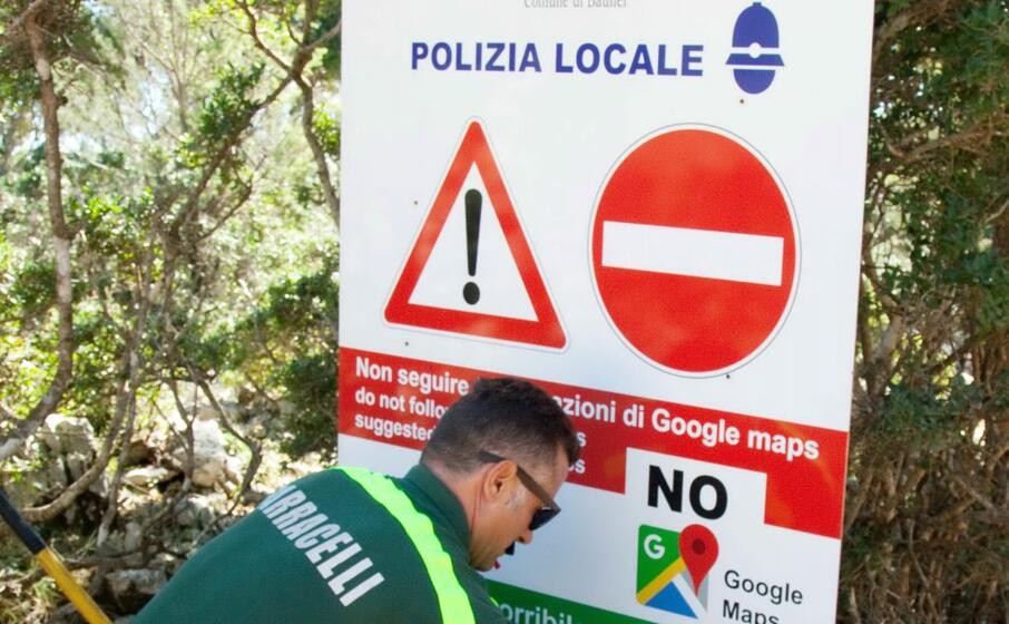 Thị trấn của Ý cấm sử dụng Google Maps sau khi có quá nhiều khách du lịch bị mắc kẹt vì nó - Ảnh 1.