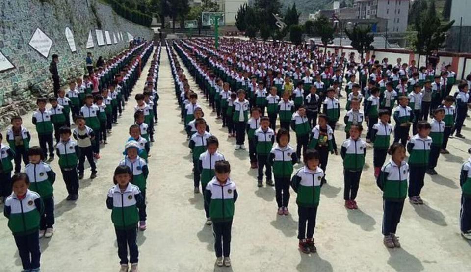 Nhận diện khuôn mặt là chưa đủ, Trung Quốc muốn học sinh mặc smart uniform có gắn định vị - Ảnh 2.