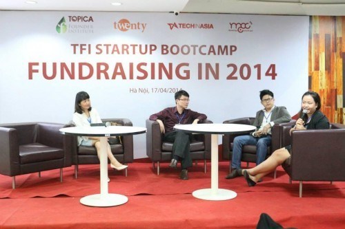 Ngân (ngoài cùng bên phải) trong vai trò moderator của sự kiện dành cho startups