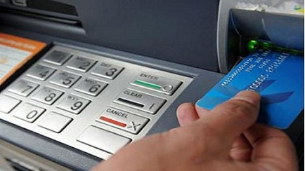 Tại sao thẻ ATM giả vẫn rút được tiền?