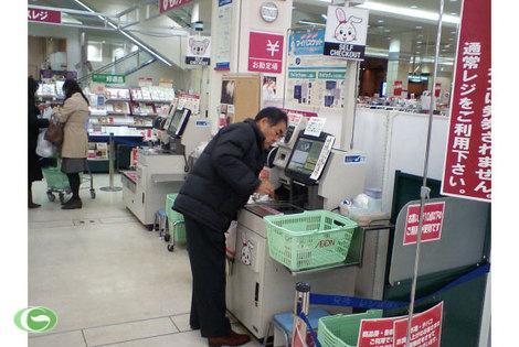 Hệ thống tự tính tiền tại siêu thị Nhật, người mua tự phục vụ, tự scan mã vạch, tự trả tiền.